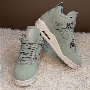 Air Jordan 4 Seafoam Women’s Size 7 Sneakers Light Green Clean Condition